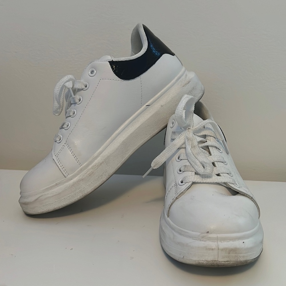 SHE & IN WHITE SNEAKERS